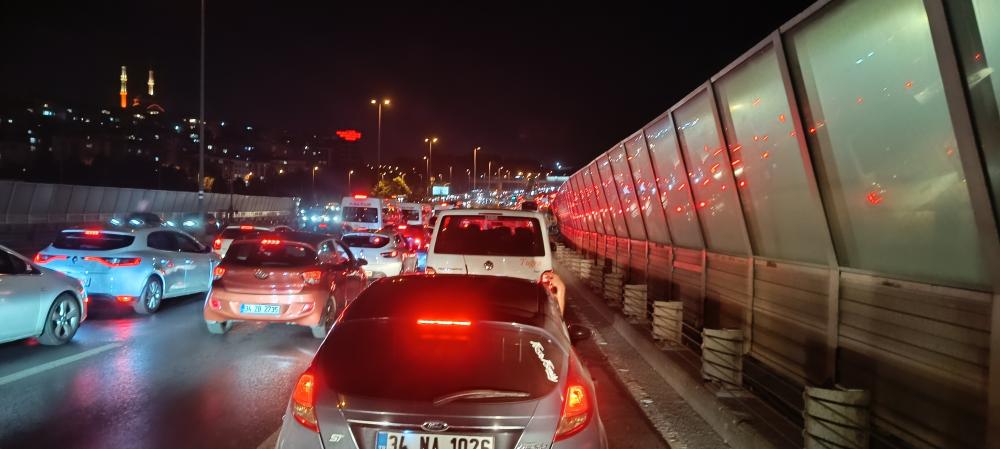 E-5 Karayolu'nda Yan Yol Çalışması Trafiği Felç Etti