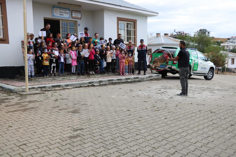 Bingöl'de Jandarma, Öğrencilere Hayvan Sevgisini Anlattı ve Hediyeler Verdi