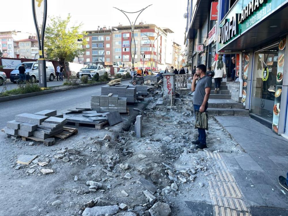 Kent Merkezinde Kaldırım Düzenleme Çalışmaları Tartışma Yaratıyor