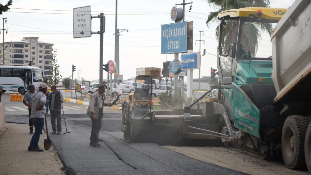 ADIYAMAN'DA KÜÇÜK SANAYİ SİTESİ’NDE ASFALTLAMA ÇALIŞMASI SÜRÜYOR