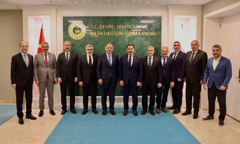 Hatay Valisi, Milletvekilleri ve Belediye Başkanı, Bakan Özhaseki ile Şehrin Yeniden İnşası Üzerine Görüştü