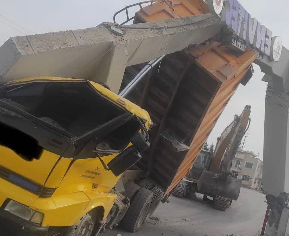 İSKENDERUN'DA KAMYONUN ÜZERİNE BETON BLOK DÜŞTÜ, 2 KİŞİ YARALANDI