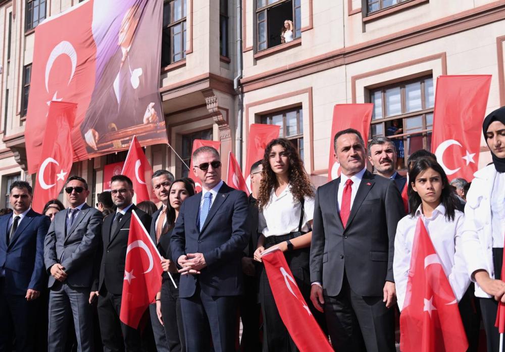 Karaköy Rıhtımı'na 'İlk Adım Anıtı' Yerleştirildi.