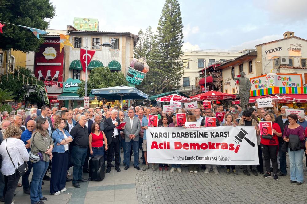 ANTALYA EMEK VE DEMOKRASİ GÜÇLERİ ANTALYA'DA ATTALOS HEYKELİ ÖNÜNDE BASIN AÇIKLAMASI YAPTI