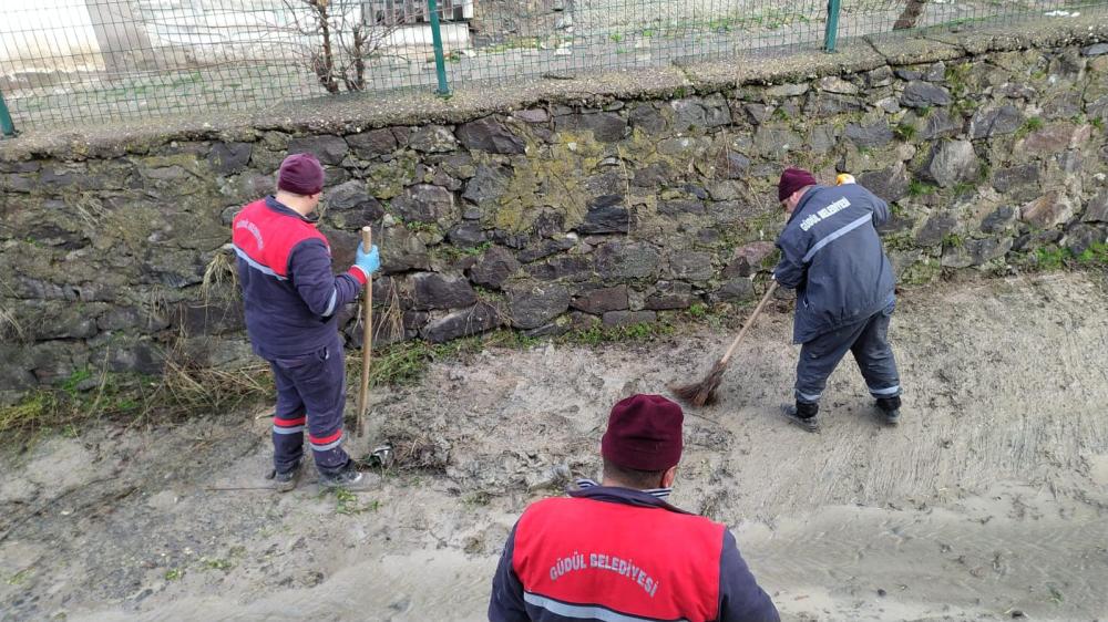 Güdül Belediyesi şehir içinden geçen derelerde temizlik çalışması başlatıldığını bildirdi