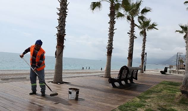 Konyaaltı Sahili’nde Yoğun Çalışma