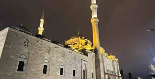 FATİH CAMİİ'NDE BIÇAKLI SALDIRI