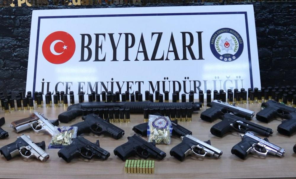 Emniyet Müdürlüğü, dün akşam yaptığı denetimlerde 15 Kurusıkı tabanca ve 1 Pompalı tüfek ele geçirdi.