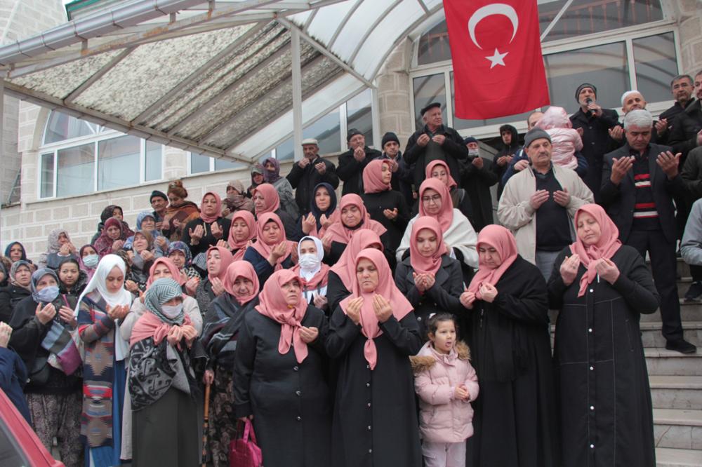 Beypazarı İlçesinde Umre’ye gidenler bu gün İkindi namazının ardından Fatih cami önünde uğurlandı.