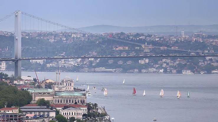 İstanbul Boğazı Gemi Trafiğine Açıldı