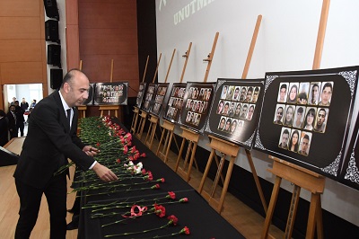 Adıyaman Üniversitesi 6 Şubat Depremlerinde Hayatını Kaybeden Personel ve Öğrencileri İçin Karanfil Bırakma Töreni Düzenledi