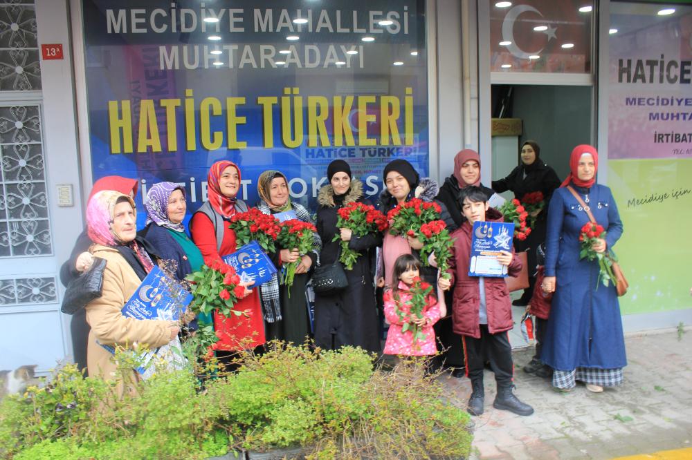 Muhtar Adayı Hatice Türkeri'nden 8 Mart'ta Mecidiye Mahallesi'nde Gül Sürprizi