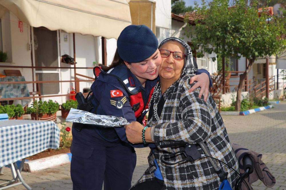 ADANA JANDARMASINDAN YÜZ GÜLDÜREN ETKİNLİK