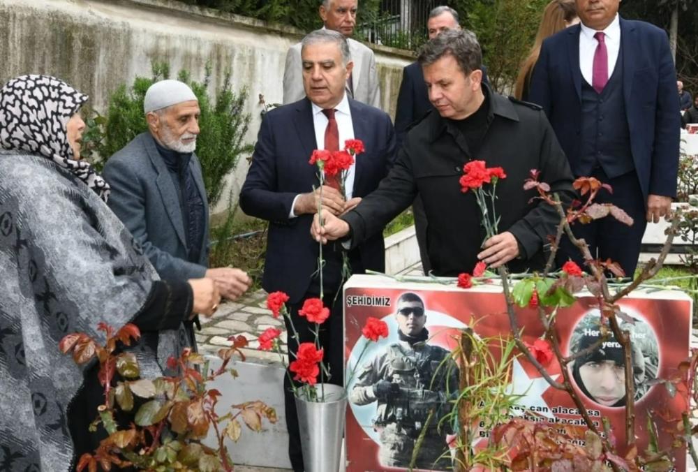 CHP Antakya Belediye Başkan Adayı Dr. Hüseyin Aksoy: “GİDECEK ÇOK YOLUMUZ, SÖYLEYECEK ÇOK SÖZÜMÜZ VAR DİYEREK  18 MART ÇANAKKALE ZAFERİ’NİN 109.YILI’NIN ANMA ETKİNLİKLERİNE KATILDI DEMEÇLERDE BULUNDU