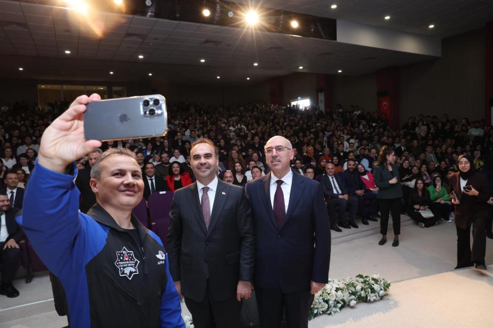 BAKAN KACIR VE İLK TÜRK ASTRONOT GEZER AVCI DEÜ’LÜ GENÇLERLE BİR ARAYA GELDİ