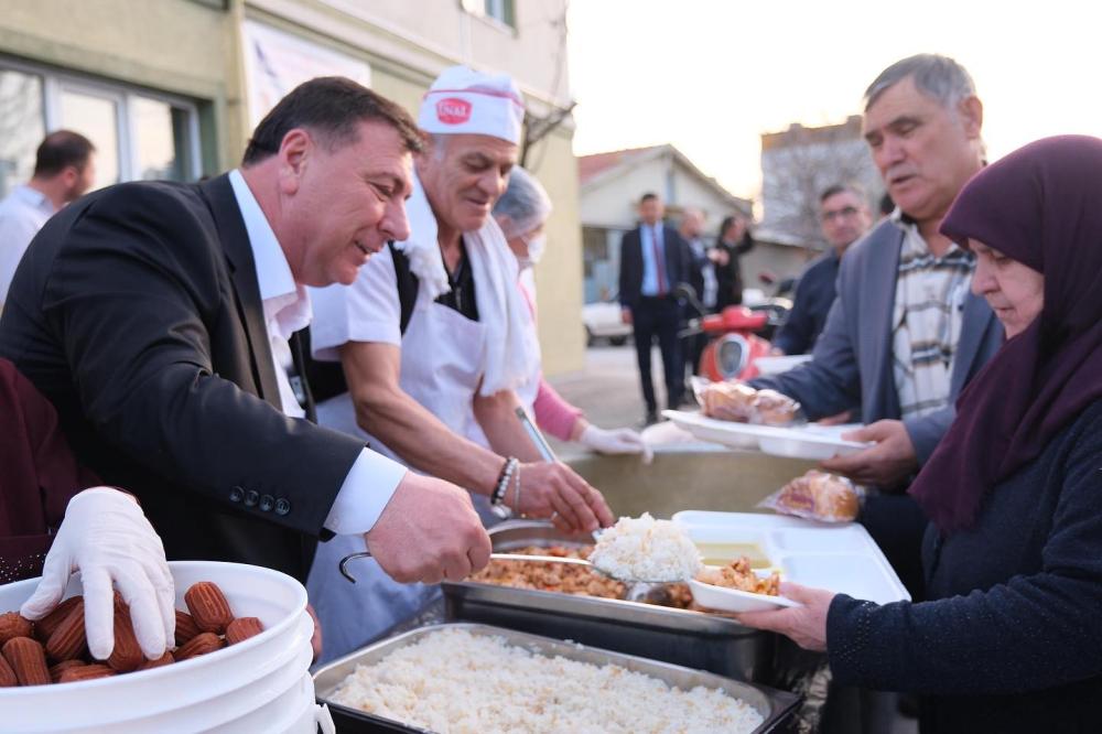 AK PARTİ ODUNPAZARI BELEDİYE BAŞKAN ADAYI ALP VATANDAŞLARLA İFTARDA BULUŞTU