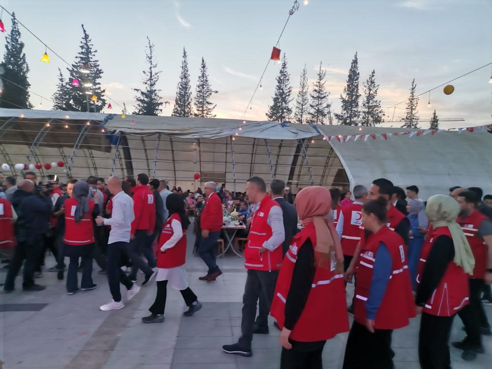 KIZILAY DEPREMİN MERKEZ ÜSSÜNDE GÖNÜLLERE DOKUNDU