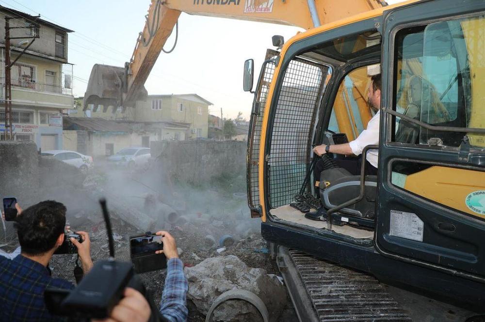 BAŞKAN KADİR AYDAR; KEPÇE OPERATÖRÜ OLDU İLK İCRAATININ KEPÇESİNİ VURDU