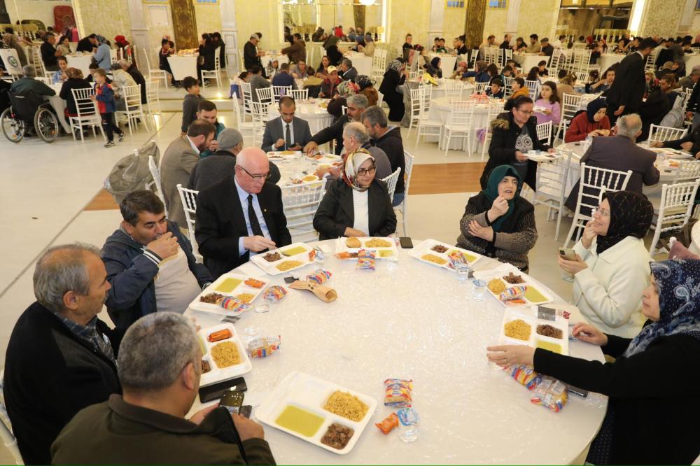 Başkan Kurt, iftarını Emek Mahallesi sakinleriyle yaptı