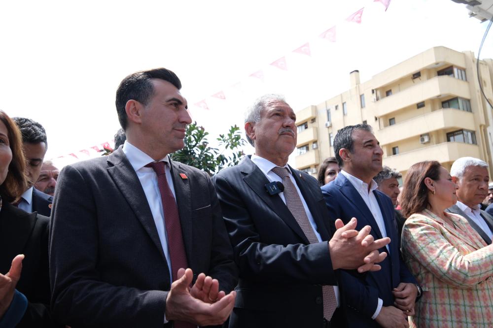 CHP, ADANA’DA TAM KADRO BAYRAMLAŞTI  CHP’DE ÇİFTE BAYRAM COŞKUSU