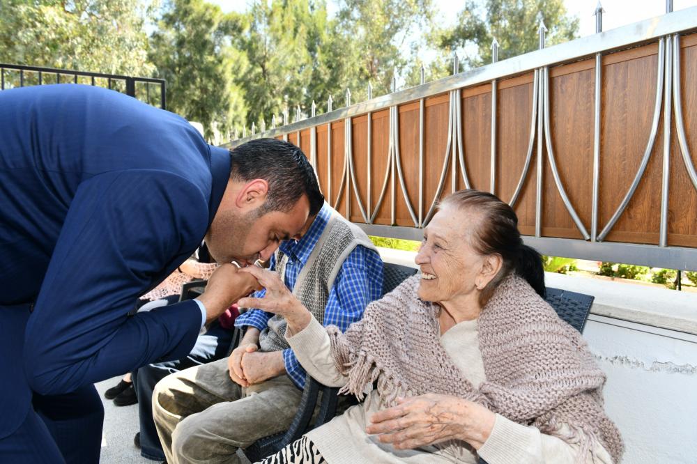 Onur Emrah Yıldız'dan Huzurevlerine gülümseten ziyaretler