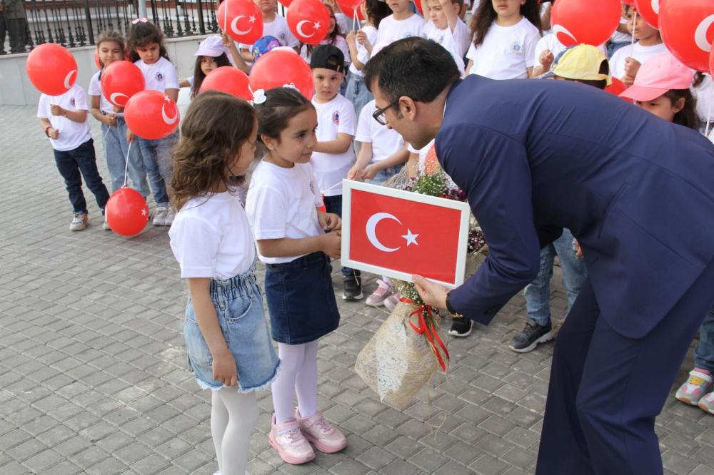 Halide Edip Adıvar Ana Okulu öğrencilerinden Bayrak yürüyüşü