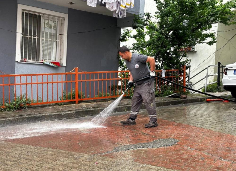 KAĞITHANE'DE CADDE, SOKAK VE YOLLAR DEZENFEKTELİ SUYLA YIKANIYOR 