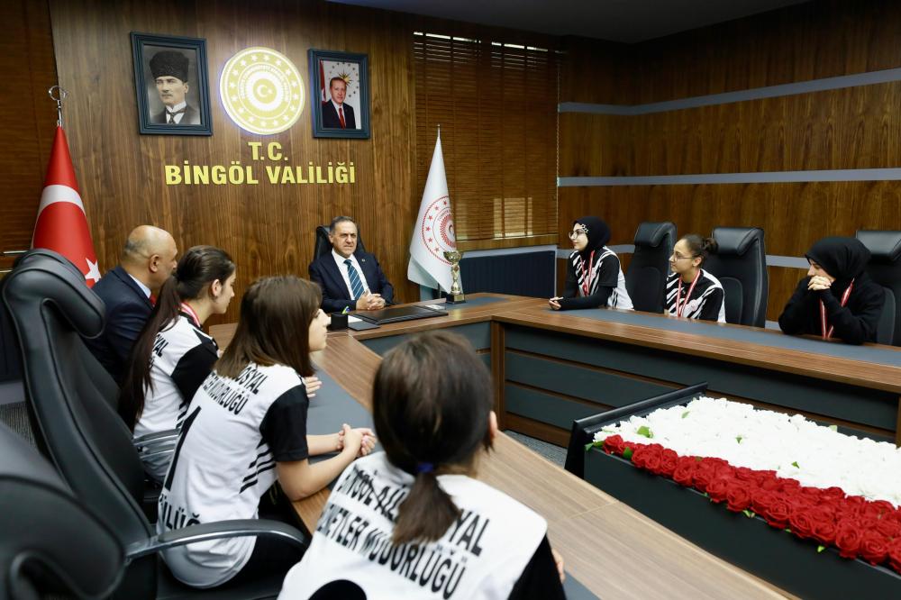 BİNGÖL VALİSİ USTA, TÜRKİYE ŞAMPİYONU BİNGÖL KIZ VOLEYBOL TAKIMI’NI AĞIRLADI