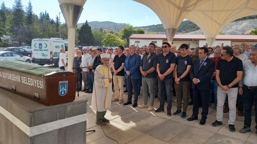 BEYPAZARI İLÇESİNDE  HAYATINI KAYBEDEN ESKİ CHP İLÇE BAŞKANLARINDA ECZACI SADİ ARAS, BU GÜN TOPRAĞA VERİLDİ