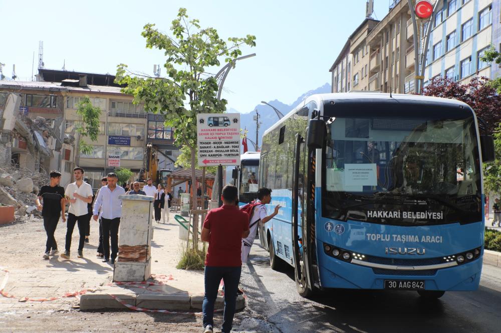 Hakkari belediyesi öğrencileri ücretsiz taşıdı