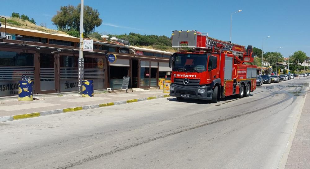 SAHİLDE YALI KAFEDE ÇIKAN YANGIN KORKUTTU, İTFAİYENİN ZAMANINDA MÜDAHALESİ OLASI FACİAYI ÖNLEDİ