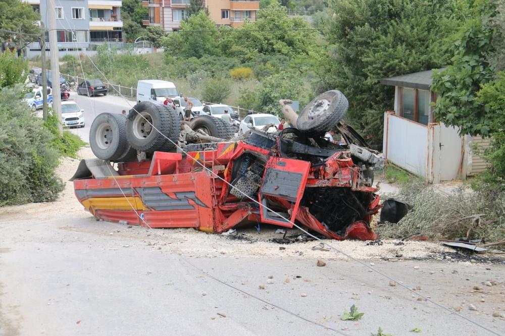 HATAY’DA HAFRİYAT KAMYONU ELEKTRİK DİREĞİNE ÇARPIP DEVRİLDİ