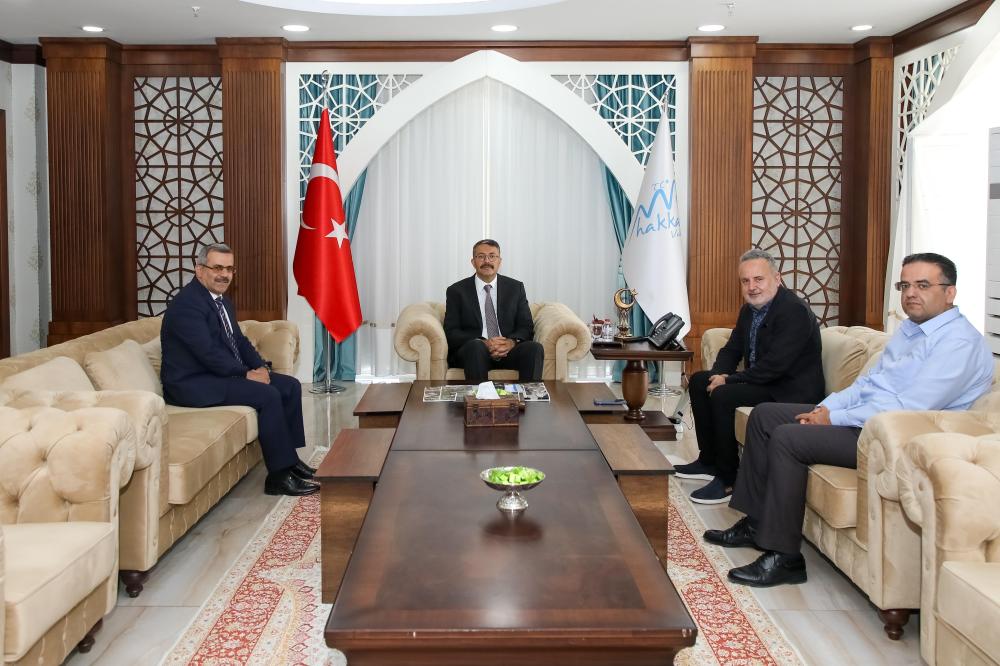 HAKKARİLİ YAZAR MUHSİN KIZILKAYA’DAN VALİ ÇELİK’E ZİYARET