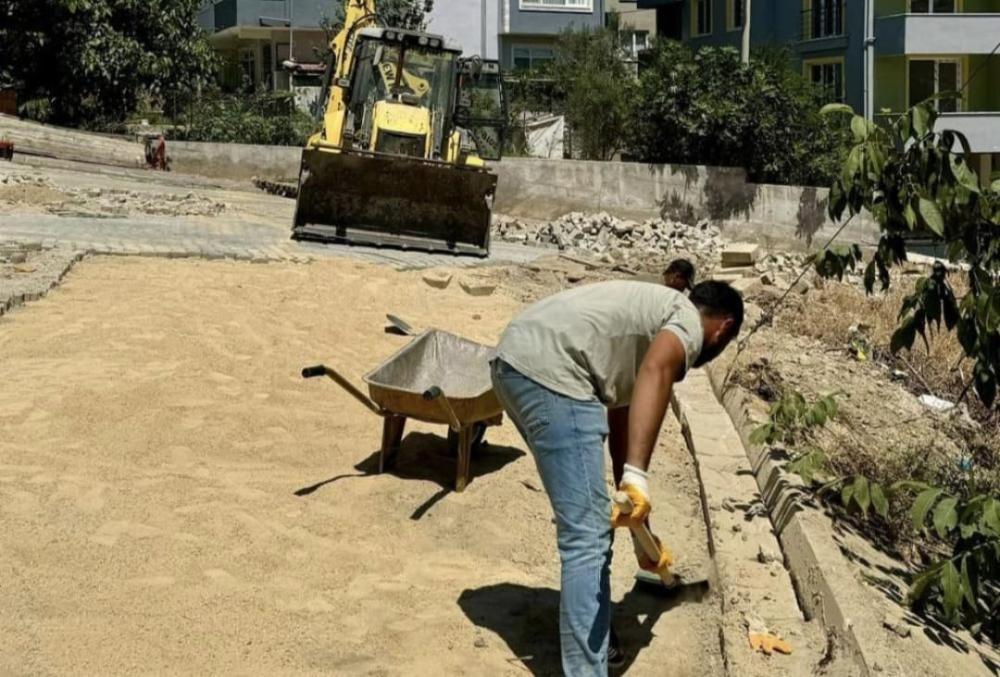 GELİBOLU'DA YOLLARA PARKE TAŞ DÖŞEME ÇALIŞMASI DEVAM EDİYOR