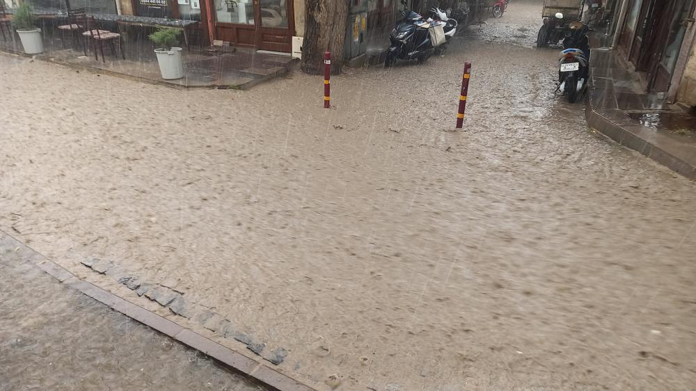 Başkentin tarihi ilçesinin sokakları ırmağa döndü