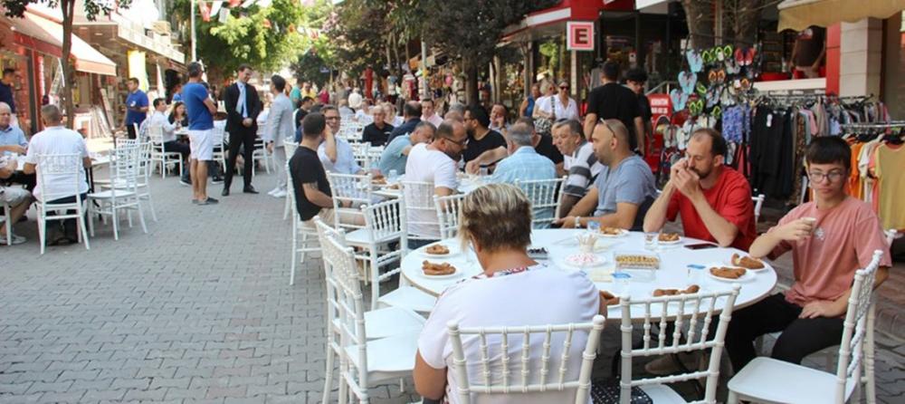 GELİBOLU BELEDİYE BAŞKANI SOYUAK, ÇARŞI ESNAFIYLA KAHVALTIDA BULUŞTU                                                                                                                                                                                                                                                                                                                                                                                               GELİBOLU BELEDİYE BAŞKANI SOYUAK, ÇARŞI ESNAFIYLA KAHVALTIDA BULUŞTU