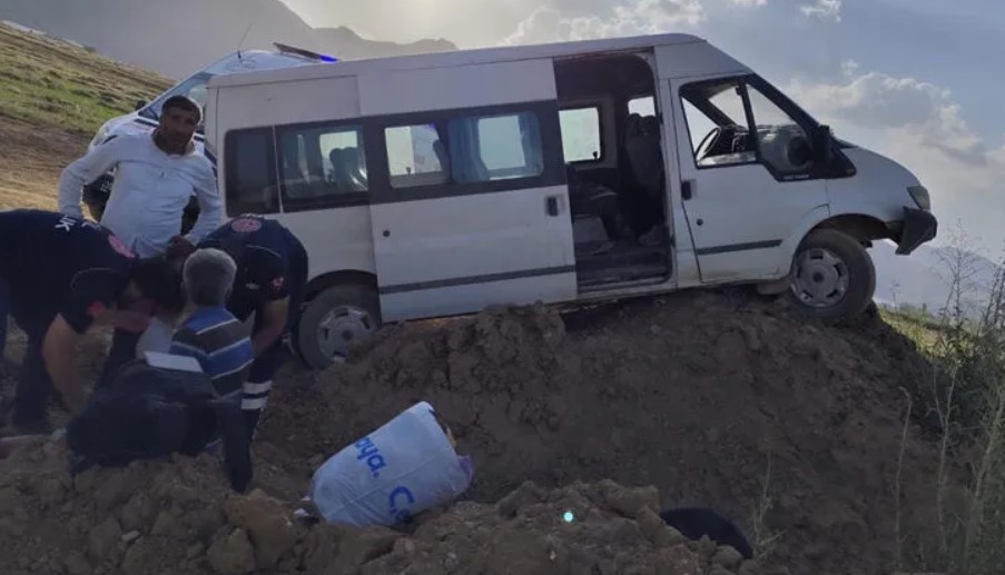 HAKKARİ'DE İŞÇİLERİ TAŞIYAN MİNİBÜS KAZA YAPTI: 5 YARALI