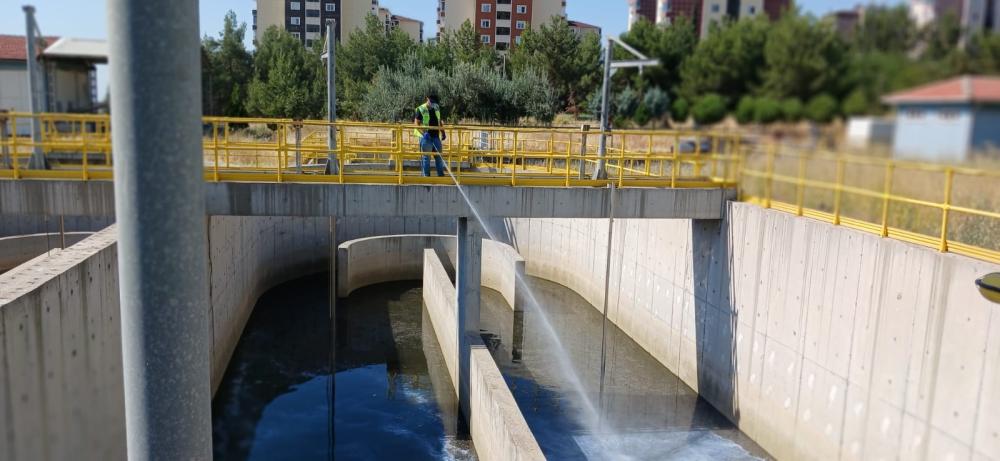 ADIYAMAN BELEDİYESİ, İLAÇLAMA ÇALIŞMALARINI SÜRDÜRÜYOR