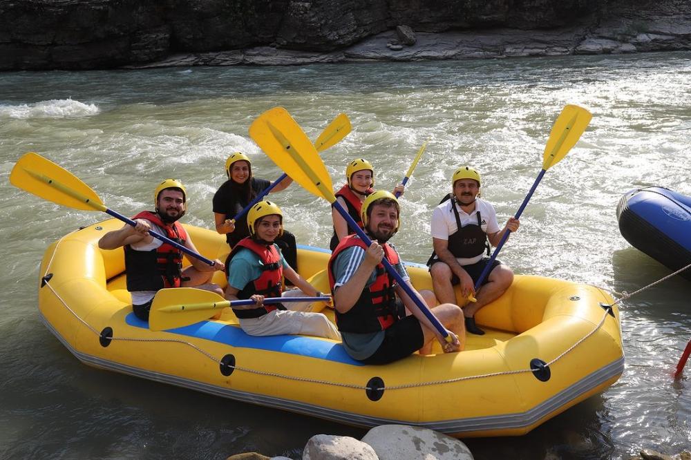 Kaymakam Kumcu Doktorlarla Zap suyunda rafting yaptı