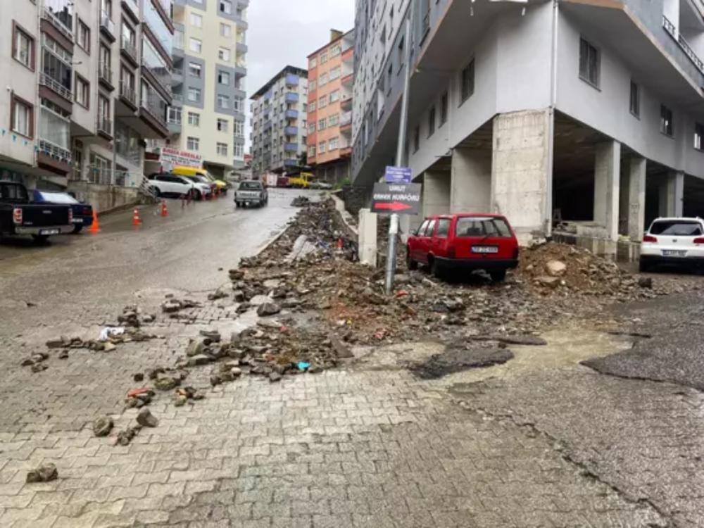 Rize’de Sağanak Parke Taşlarını Söktü