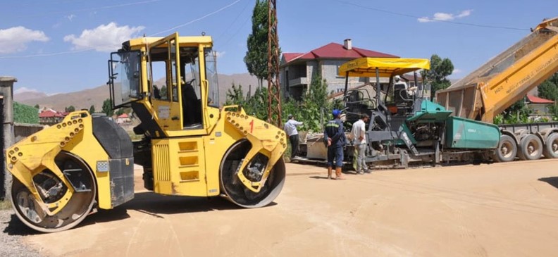 Yüksekova Belediyesi Asfalt Çalışmalarını Tüm Hızıyla Sürdürüyor