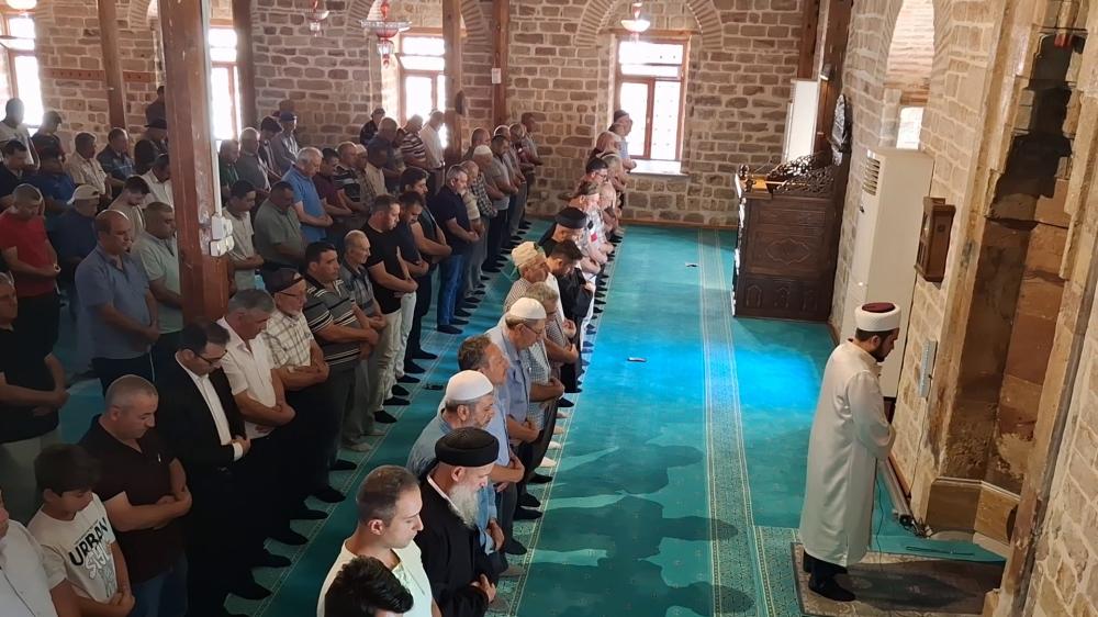 HANİYE İÇİN BAYRAKLAR YARIYA İNERKEN, GIYABİ CENAZE NAMAZI DA KILINDI