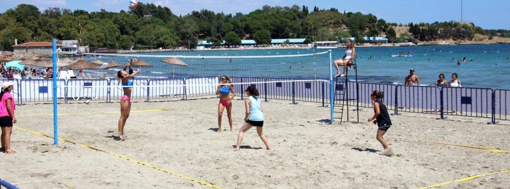 GELİBOLU’DA PLAJ VOLEYBOLU HEYECANI: 3 GÜN SÜRECEK TURNUVADA BÜYÜK ÖDÜLLER