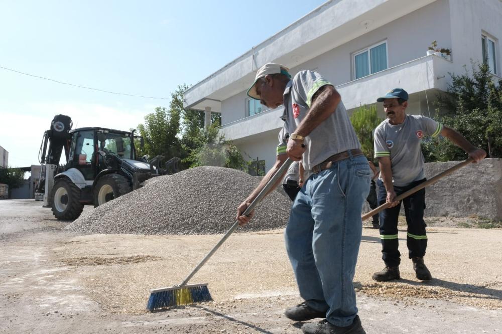 CEYHAN BELEDİYESİ YOL YAPIM ÇALIŞMALARINA TAM GAZ DEVAM EDİYOR