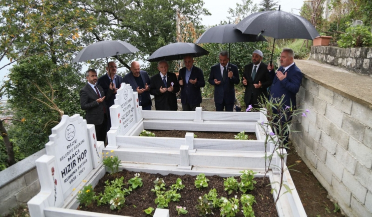 RİZE ESKİ BELEDİYE BAŞKANI HIZIR HOP KABRİ BAŞINDA ANILDI