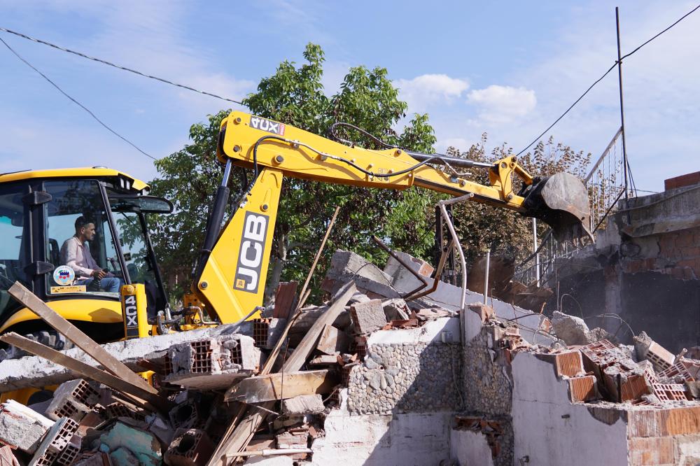 KENT ESTETİĞİ İÇİN KEMALPAŞA’DA METRUK YAPILAR TEMİZLENİYOR