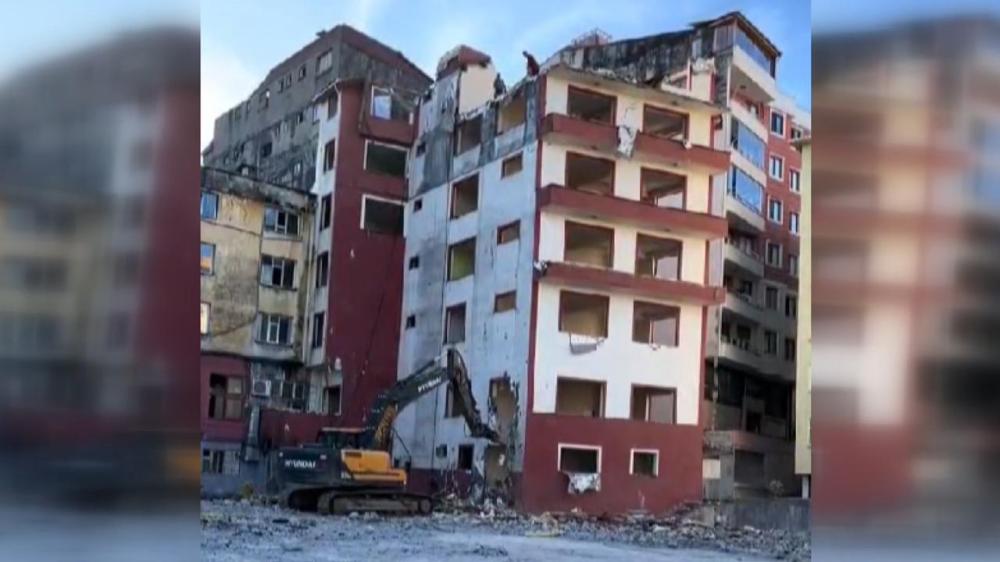 RİZE’DE ŞAŞKINLIK YARATAN YIKIM: İŞ MAKİNESİ ÇALIŞIRKEN İŞÇİLER ÜST KATTA KALDI