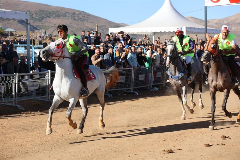 Bingöl'de At Yarışları ve Erbane Dinletisi Coşkusu