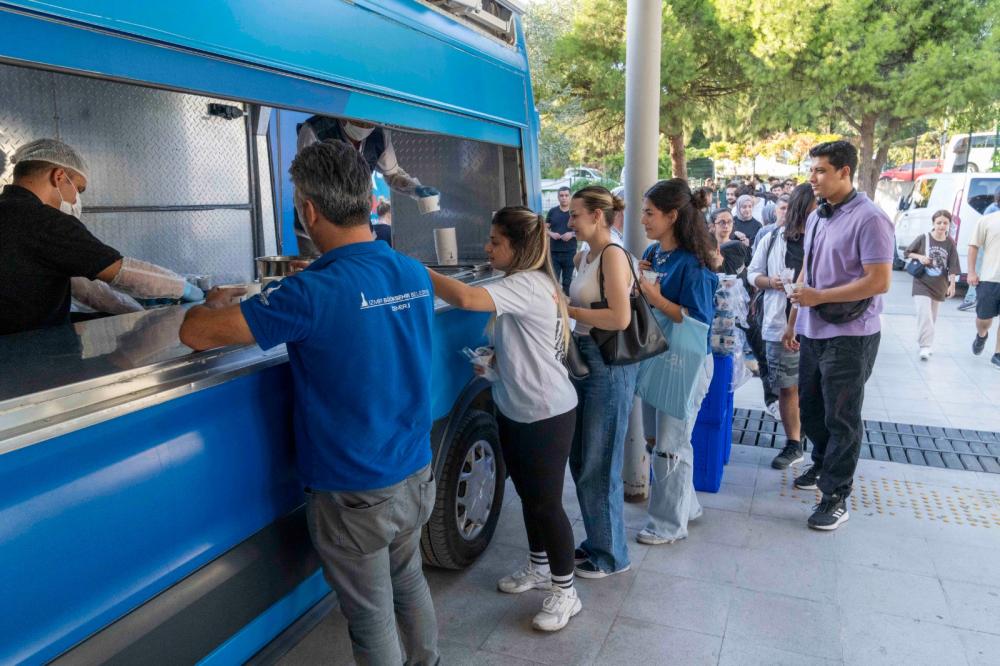 İzmir Büyükşehir Belediyesi 6 Üniversiteye Sıcak Yemek Hizmeti Veriyor