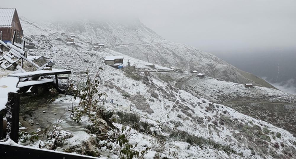 RİZE’NİN YÜKSEK KESİMLERİNE SEZONUN İLK KARI DÜŞTÜ